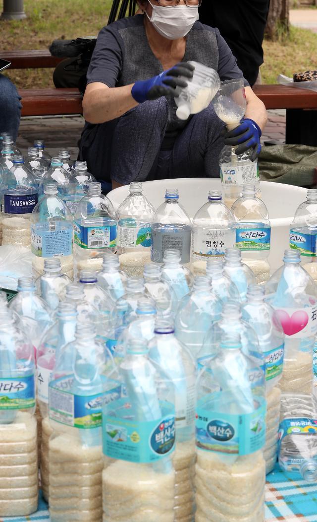 북으로 보낼 쌀 준비하는 탈북단체     (서울=연합뉴스) 한상균 기자 = 18일 오전 탈북자단체 사단법인 큰샘 관계자가 서울 강남구 수서동의 한 공원에서 오는 21일 북으로 보낼 쌀을 페트병에 담고 있다. 2020.6.18     xyz@yna.co.kr/2020-06-18 11:48:55/ <저작권자 ⓒ 1980-2020 ㈜연합뉴스. 무단 전재 재배포 금지.>