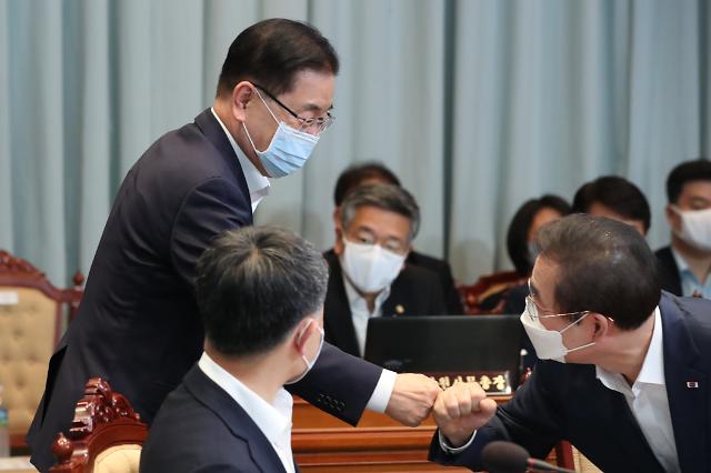 인사 나누는 박원순 서울시장과 정의용 국가안보실장     (서울=연합뉴스) 김주성 기자 = 박원순 서울시장과 정의용 청와대 국가안보실장(왼쪽)이 23일 청와대에서 열린 국무회의 및 수도권 방역 대책회의에서 주먹을 부딪치며 인사하고 있다. 2020.6.23     utzza@yna.co.kr/2020-06-23 10:59:14/ <저작권자 ⓒ 1980-2020 ㈜연합뉴스. 무단 전재 재배포 금지.>