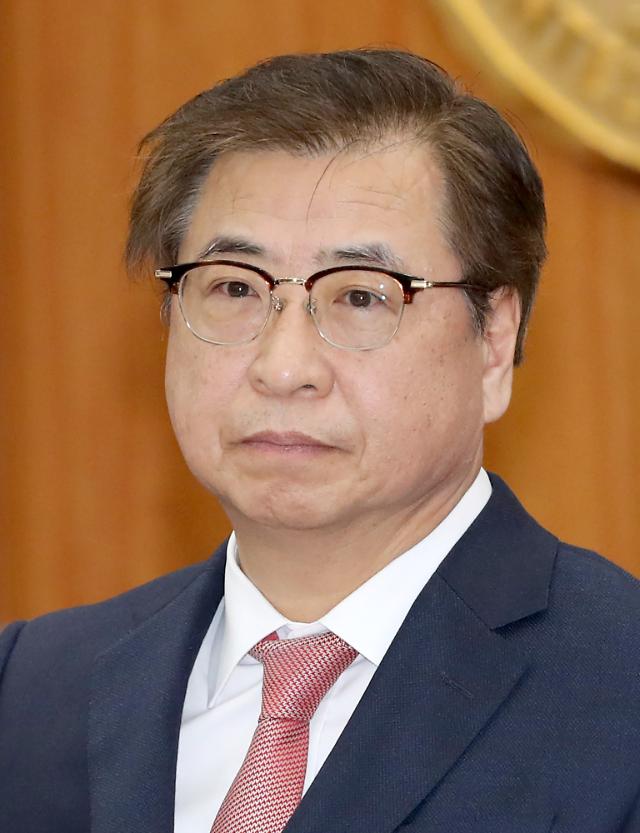 문 대통령, 국가안보실장에 서훈 국정원장 임명     (서울=연합뉴스) 문재인 대통령은 3일 오후 신임 국가안보실장에 서훈 국정원장을 임명했다. 2020.7.3 [연합뉴스 자료사진]     hkmpooh@yna.co.kr/2020-07-03 15:18:18/ <저작권자 ⓒ 1980-2020 ㈜연합뉴스. 무단 전재 재배포 금지.>