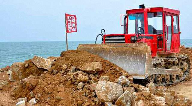 북한은 간석지 건설로 국토를 넓혀가고 있다면서 평안북도간석지건설종합기업소의 작업 성과를 노동당 기관지 노동신문 1면에 보도했다. 공사장에 ‘자력갱생 간고분투’라고 적힌 붉은 깃발이 휘날린다.