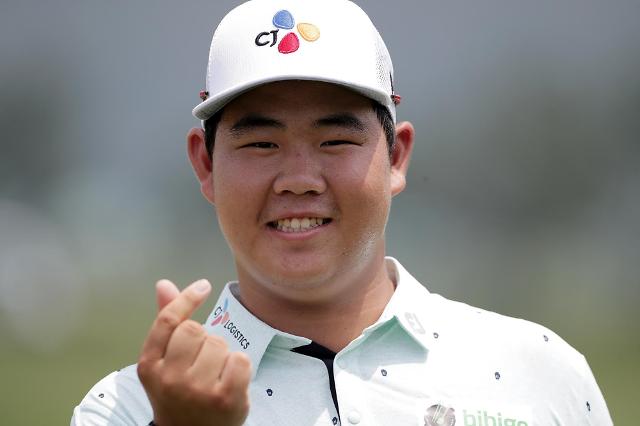 환하게 웃는 김주형