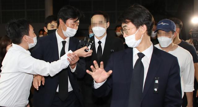 고(故박) 원순 서울시장의 아들 박주신 씨가 11일 아버지 빈소가 마련된 서울대학병원 장례식장에 들어오고 있다.