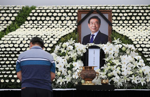 11일 오전 서울시청 앞에 마련된 고 박원순 서울특별시장 분향소에서 시민들이 조문을 하고 있다.