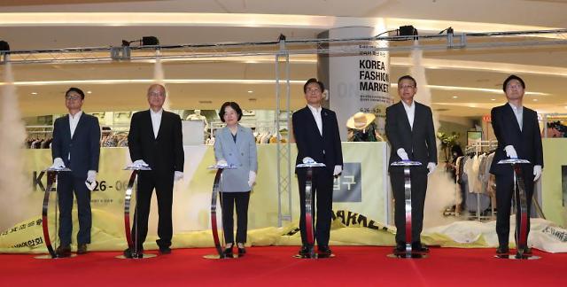 27일 오전 서울 롯데백화점 잠실점에서 열린 '코리아패션마켓' 개막식에서 이은철 더블유컨셉코리아 대표