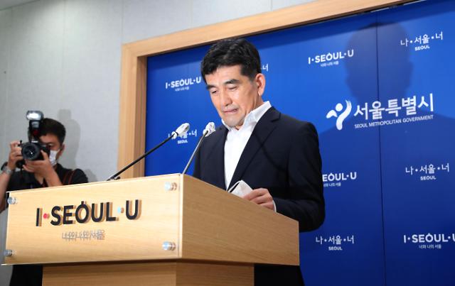 황인식 서울시 대변인이 15일 오전 서울시청에서 '직원 인권침해 진상규명에 대한 서울시 입장'을 발표한 후 취재진 질문을 들으며 굳은 표정을 짓고 있다.