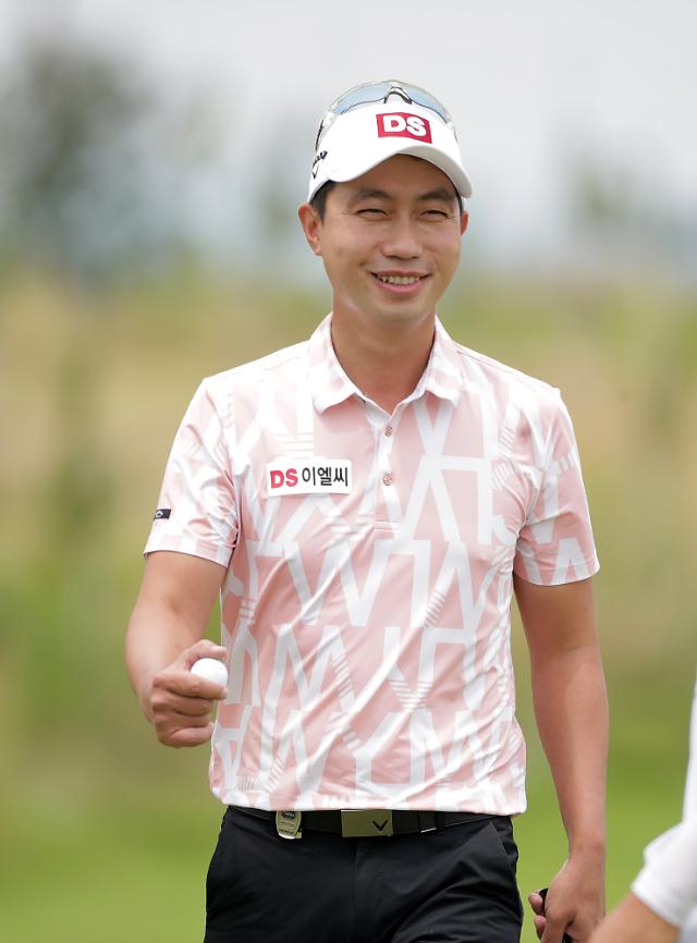 환한 미소를 짓는 정승환