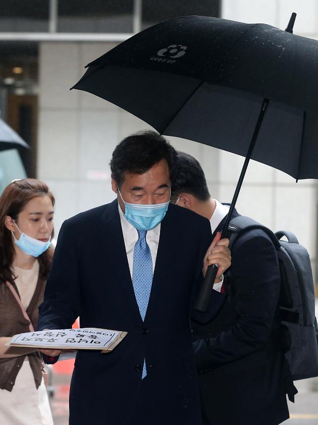 더불어민주당 이낙연 의원이 20일 오전 서울 여의도 더불어민주당 당사에서 당 대표 후보자 등록 서류를 들고 건물에 들어서고 있다.