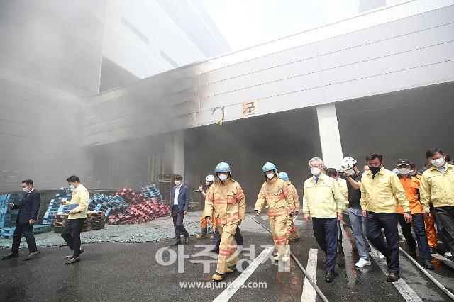 이재명 경기도지사가 21일 오전 경기도 용인시 처인구 양지면 물류센터 화재 현장을 찾아 소방 관계자들로부터 화재 진압 및 구조 상황 등을 보고 받고 현장을 살펴보고있다.
