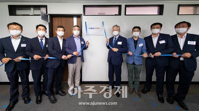 이재명 경기도지사, 이용철 행정2부지사, 이원영 민간위원장, 김선영 민간위원장을 비롯한 참석자들이 현판식 제막 전 포즈를 취하고있다