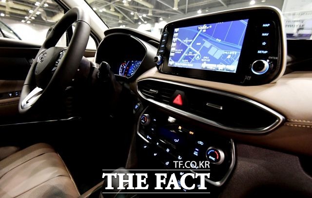 신형 산타페는 '윗급' 제네시스 브랜드에 적용된 최첨단 기술이 대거 적용돼 운전자의 편의성을 늘렸다. /일산=이덕인 기자