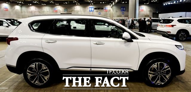 신형 싼타페는 전장 4770mm, 전폭 1890mm, 전고 1680mm, 휠베이스 2765mm로 기존 모델과 비교해 전장과 휠베이스가 70mm와 65mm, 전폭이 10mm 각각 증대됐다. /일산=이덕인 기자