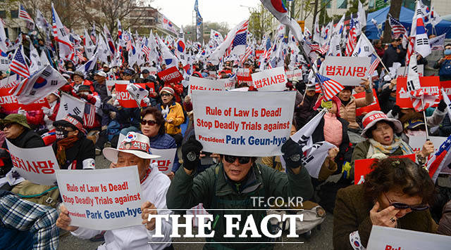 일부 보수 세력은 매주 토요일 태극기 집회를 열고 박 전 대통령의 석방을 강력히 촉구하고 있다. 대한애국당 천만인무죄석방운동본부가 지난 4월 서울중앙지방법원 앞에서 '제50차 태극기집회'를 연 모습. /김세정 기자