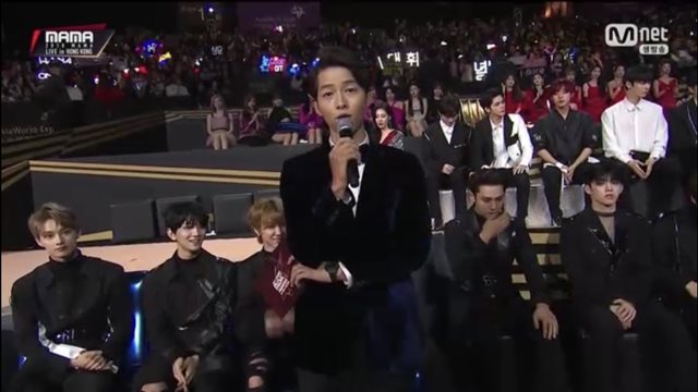 배우 송중기는 14일 열린 '2018 MAMA'에서 호스트로 활약했다. /Mnet '2018 MAMA' 방송 캡처