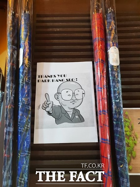 박항서 감독의 부드러운 리더십을 표현한 캐리커처./다낭=정도현 기자