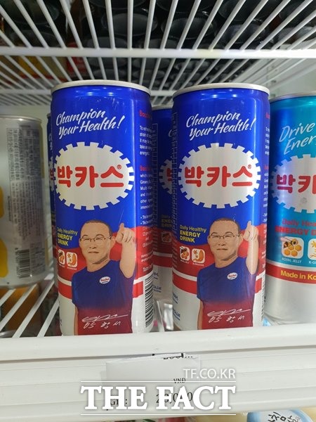베트남 현지에서 팔리고 있는 동아제약의 박카스. 박항서 감독의 사진을 넣어 인기를 끌고 있다./다낭=정도현 기자