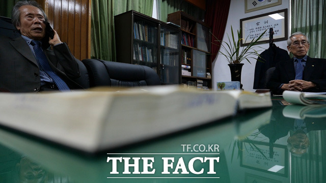 고창실(오른쪽) 고씨종문회 총본부 회장은 <더팩트>취재진에게 김정은 북한 국무위원장의 외할아버지이자 고용희의 아버지인 고경택 씨 이름이 올라있는 족보를 공개했다. /박재우 기자