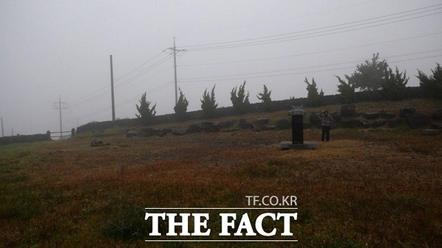 12일 어렵게 취재진은 제주도에서 김정은의 외할아버지 고경택 씨의 허묘가 있었던 장소를 찾을 수 있었다. 사진은 김정은 북한 국무위원장 외증조부인 고영옥 씨의 가족의 묘. /제주도=박재우 기자