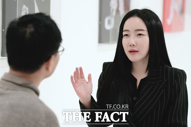 "개인전을 중심으로 방송하겠다고 했다." 낸시랭은 "만일 이런 내용으로 방송이 된다고 말했다면 안했을 것"이라고 실망스런 속내를 털어놨다. 낸시랭이 18일 오후 서울 강남구 역삼동 갤러리 오월에서 더팩트와 인터뷰를 하고 있다. /이선화 기자