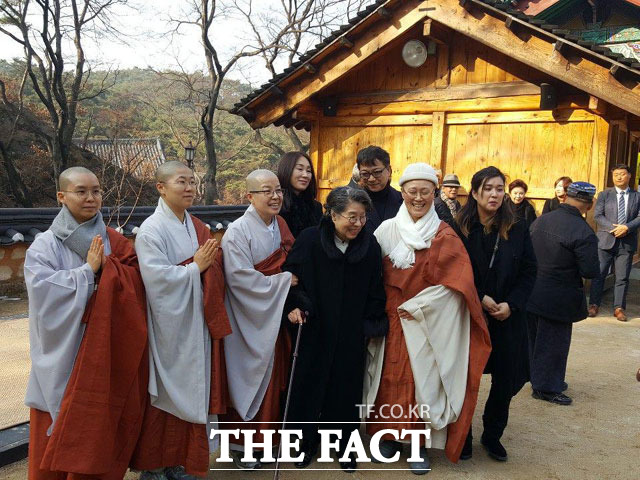 엄앵란이 22을 오후 고 신성일의 49재를 마친뒤 지팡 짚고 진관사 스님들과 담소하며 이동하고 있다. /강일홍 기자