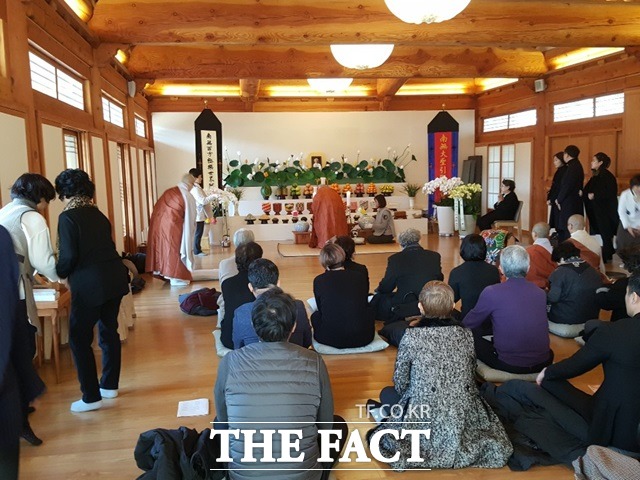 고 신성일 49재에는 70년대 함께 활동했던 영화배우 문희 신영일 한지일, 영화감독 이장호 정진우, 촬영감독 박승배, 그리고 장남 강석현 씨를 비롯한 가족 친지 등 100여명이 참석했다. /강일홍 기자