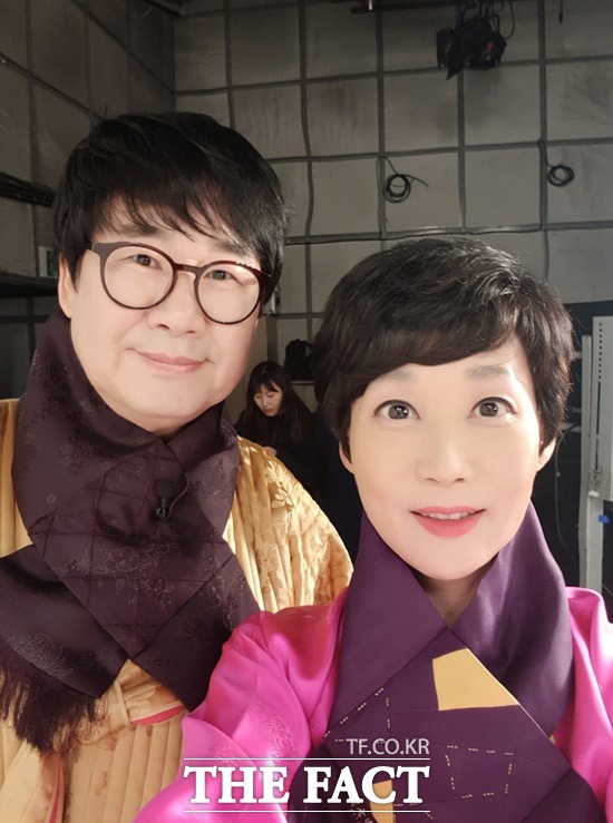 "더팩트 독자 여려분, 새해에도 복 많이 받으세요." 최양락 팽현숙 부부는 지난해부터 KBS '살림하는 남자'에 함께 출연하면서 부부금실이 두배로 커졌다고 말했다. /팽현숙 제공