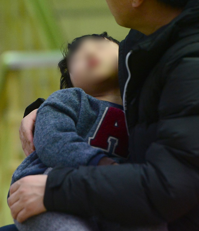 '타미플루 부작용'에 대한 관심이 높아짐에 따라 전문가들은 고위험군에까지 복용 기피가 확살될까봐 우려하고 있다. 사진은 지난 2016년 12월 20일 오후 서울 중구 소화아동병원에서 환자들이 진료를 기다리고 있는 모습이다. 사진은 기사의 특정사실과 무관함. /뉴시스