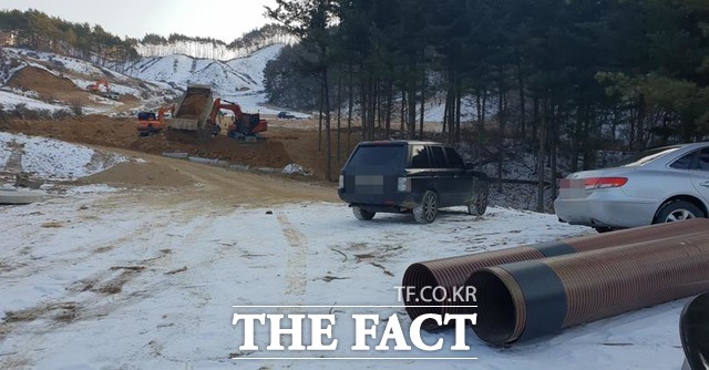 취재진이 찾아간 정윤회 씨 소유 토지에선 밭 정비 공사가 한창이었고 정 씨는 자신의 차량 속에서 공사를 감독하고 있었다. /이원석 기자