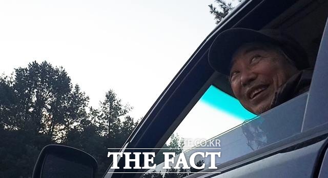 정 씨는 취재진이 박 전 대통령, 전 아내 최 씨, 딸 유라 씨와 관련해 질문에도 긴 대답 대신 고개를 흔들거나 애써 웃어 보였다. 취재진과 대화 나누는 정 씨. /이원석 기자