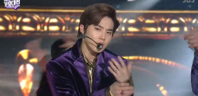 '2018 SBS 가요대전' 엔딩무대를 장식한 그룹 엑소. 리더 수호가 강렬한 눈빛으로 퍼포먼스를 펼치고 있다. /SBS 방송캡처