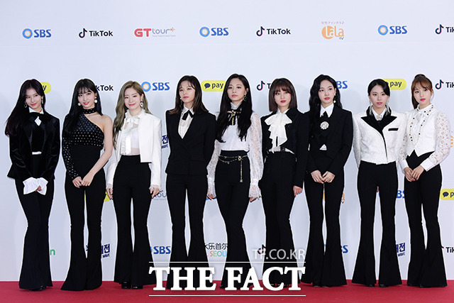 걸그룹 트와이스가 25일 오후 서울 구로구 경인로 고척스카이돔에서 열린 '2018 SBS 가요대전' 포토월 행사에 참석해 포즈를 취하고 있다. /이선화 기자