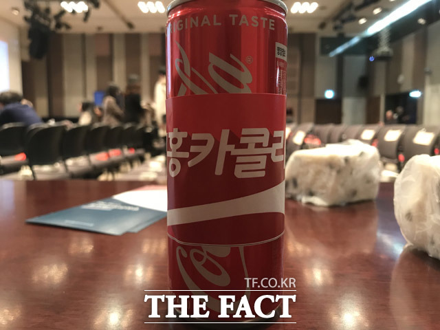 '프리덤코리아포럼' 행사에는 콜라에 '홍카콜라'를 붙인 음료를 나눠주기도 하고 '프리덤코리아쇼' 팜플릿 뒷면에는 'TV홍카콜라 유튜브 채널 구독바랍니다'라고 써 있어 '홍카콜라' 홍보 행사를 연상시켰다./ 박재우 기자