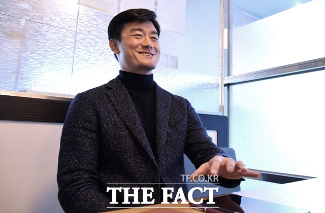 이 전 행정관이 <더팩트> 취재진과 대화를 나누다 활짝 웃고 있다. /이덕인 기자