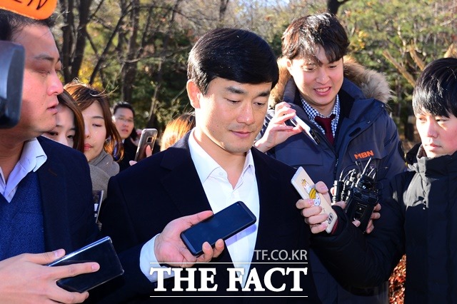 이 전 행정관이 지난해 11월30일 서울 서초구 서울고등법원에서 열린 항소심 선고공판에서 집행유예를 선고받고 풀려난 후 법원을 떠나고 있는 모습. /남용희 기자