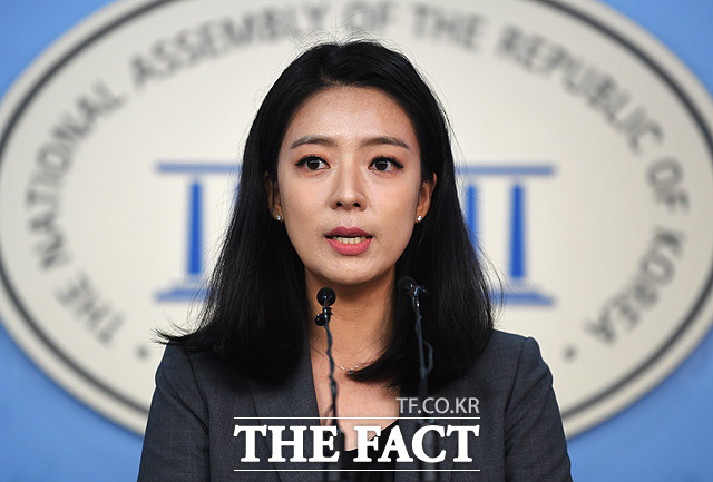 자유한국당 비상대책위원회 대변인이었던 배현진 송파을 당협위원장은 얼마 전 비대위에 사임 의사를 밝혔다. 배 위원장은 <더팩트>와 통화에서 "송파을 당협위원장직에 충실하기 위함"이라고 이유를 밝혔다. /배정한 기자