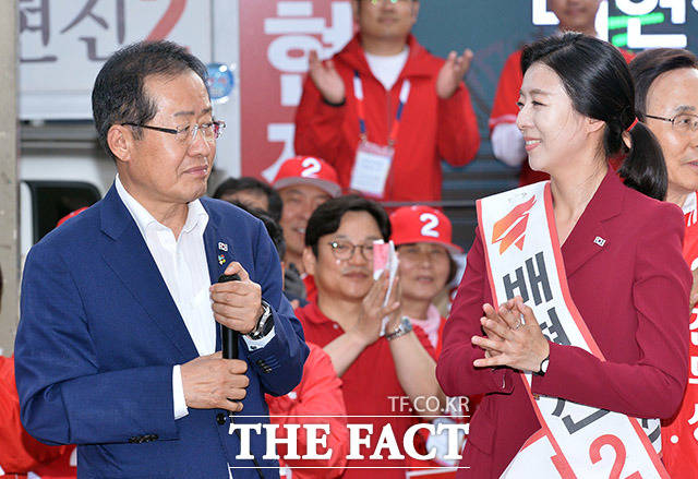 지난 6월 국회의원 재보궐 선거에 출마한 배현진 당시 자유한국당 송파을 후보 지원유세에 나선 홍준표 전 대표. /이동률 기자