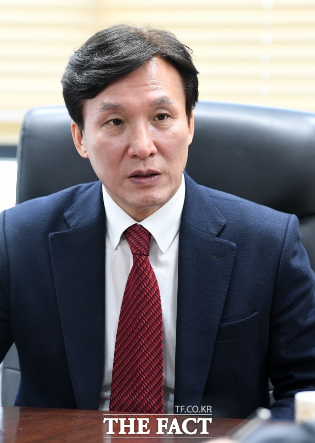 김민석 원장은 최근 지지율 하락과 관련해 "자연스러운 하강과 역대 정부 평균치에 해당한다. 내년 초쯤 효과가 나타나면 어느 정도 선에서 저지선이 형성될 것이라 본다"고 분석했다. /임세준 기자