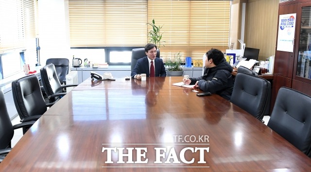 김 원장은 "내년에는 민주당이 초심으로 돌아가서 일희일비하지 않고, 장·단기 성과를 내도록 노력해 믿을만한 당이라는 신뢰를 보여줘야 한다"고 강조했다. <더팩트> 취재진과 대화를 나누는 김 위원장. /임세준 기자