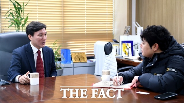 지난 28일 김민석 민주연구원 원장이 <더팩트> 취재진과 인터뷰를 진행하는 모습. /임세준 기자