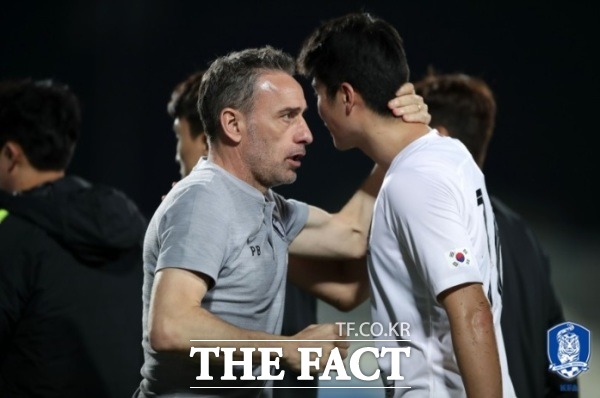 벤투 감독이 사우디전에서 페널티킥을 실축한 기성용을 위로하고 있다./대한축구협회 제공