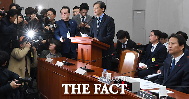 조국 청와대 민정수석이 국회 운영위원회 전체회의에 출석해 회의 시작 50여 분 만에 청와대 특별감찰반 논란을 규명하기 위한 현안 보고를 할 수 있었다. /이새롬 기자