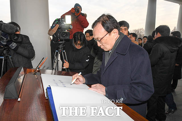 이해찬 민주당 대표가 2019년 기해년(己亥年) 첫 날인 1일 오전 서울 동작구 국립서울현충원을 찾아 참배한 뒤 방명록을 작성하고 있다. /김세정 기자