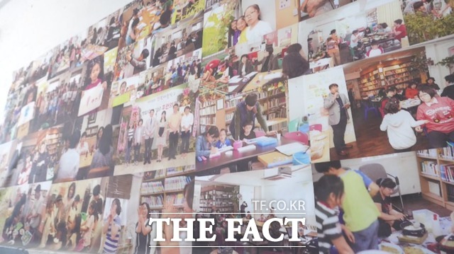 박용진 의원 지역구 사무실 계단 벽면에 붙어있는 의정활동 사진들. 어린아이들 사진이 많다. /박재우 기자