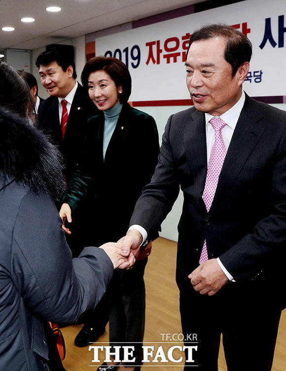 김병준 한국당 비상대책위원장(오른쪽)과 나경원 원내대표는 "코미디 같은 일" "군 인사에 개입하려 했다는 의혹"이라고 비판했다. 지난 2일 '2019 자유한국당 사무처 시무식'을 마친 뒤 직원들과 새해 인사하는 김 위원장과 나 원내대표. /이덕인 기자