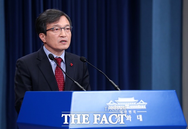 청와대가 이번에는 군 인사를 앞둔 시점에서 인사수석실 행정관이 육군참모총장을 만난 사실이 알려져 논란에 휩싸였다. 김의겸 청와대 대변인은 7일 "행정관이라고 해서 못 만나라는 법도 없다고 생각한다"고 해명했다. /뉴시스