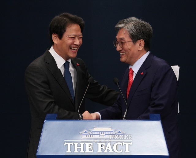 임종석 비서실장이 8일 청와대 춘추관 대브리핑룸에서 신임 비서실장 등 인사를 발표한 후 노영민 신임 비서실장과 악수하고 있다. /뉴시스