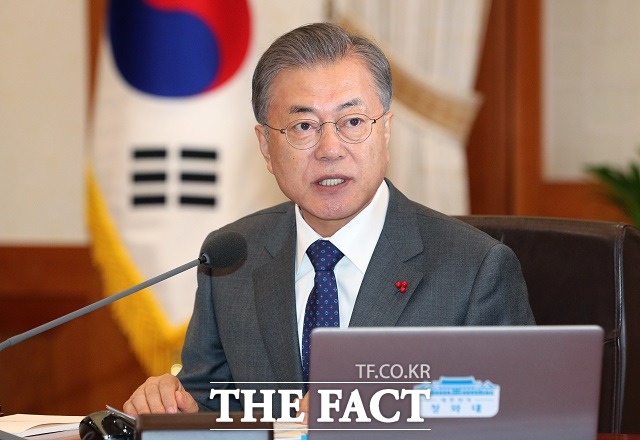 문재인 대통령이 8일 청와대 본관에서 2019년 첫 국무회의를 주재하고 있다. /뉴시스