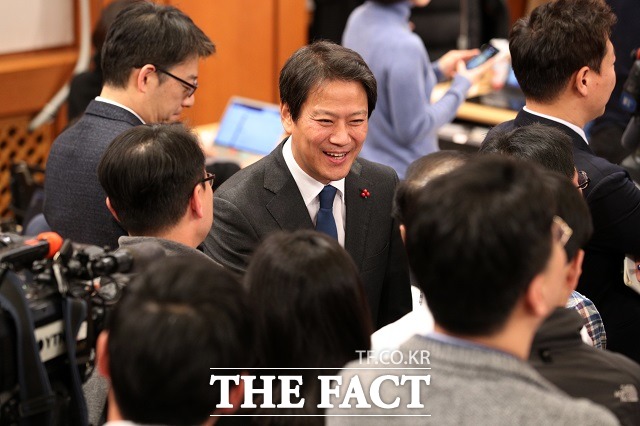 임종석 비서실장이 8일 오후 청와대 춘추관에서 신임 노영민 비서실장, 윤도한 국민소통수석, 강기정 정무수석 인선 발표를 마치고 기자들과 인사를 나누고 있다. /뉴시스