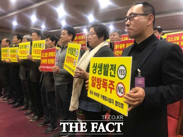 전국BBQ가맹점주협의회가 10일 국회에서 "고소고발 계약해지 보복행위 중단·필수품목 마진공개 국민약속 이행"을 제너시스BBQ 본사에 촉구했다. /국회=김서원 인턴기자