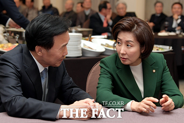 틈틈이 대화를 나누는 손 대표와 나 원내대표