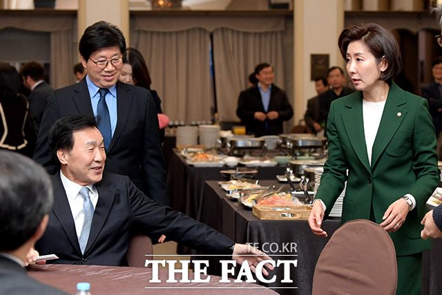 나 원내대표가 자리를 찾자 옆자리를 내어주는 손 대표